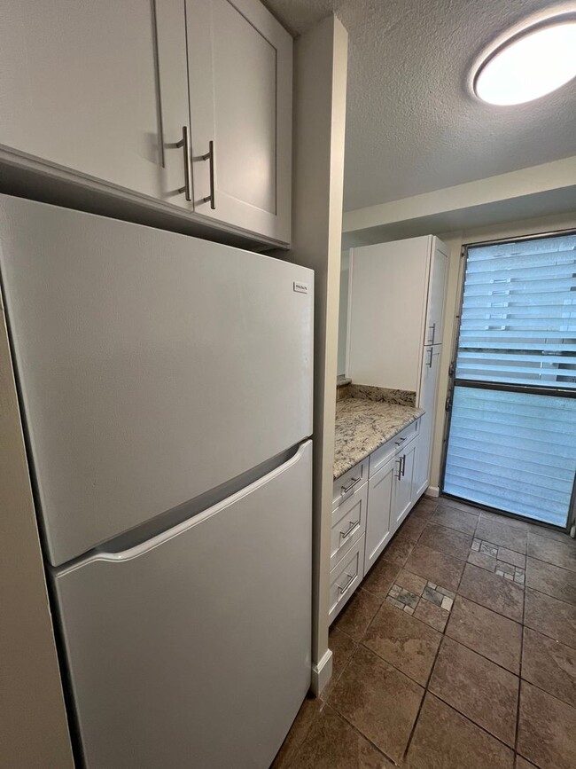 Building Photo - 1 bedroom, 1 bath, 1 parking in the heart ...