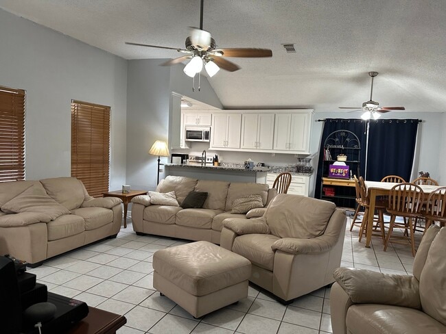 Foto del edificio - 25119 Thrushwood Ln