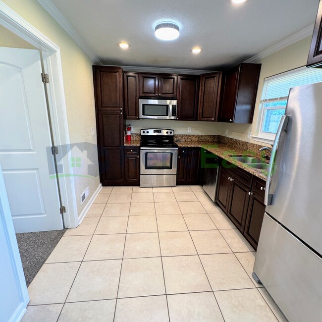 Foto del edificio - 949 Redwood Cir