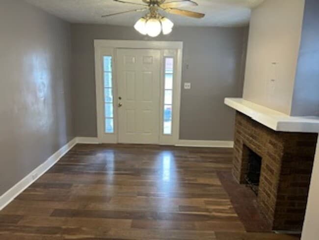 Building Photo - 2 Bedroom 1 Bathroom Home Available Now