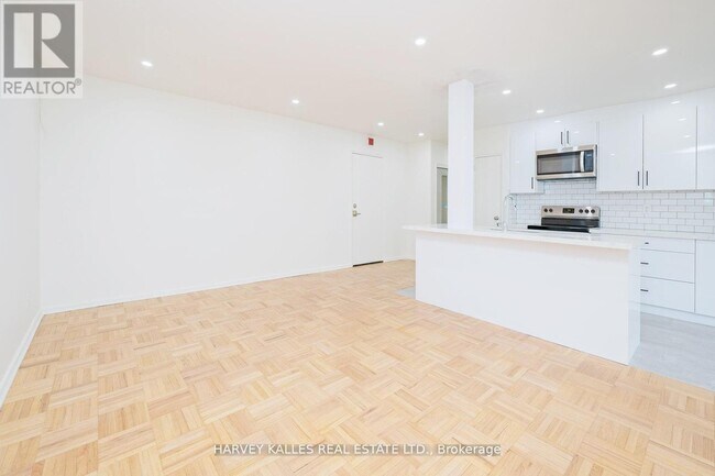 Photo du bâtiment - 1751 Victoria Park Ave