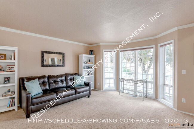 Building Photo - Light and Bright 5 Bedroom Traditional!