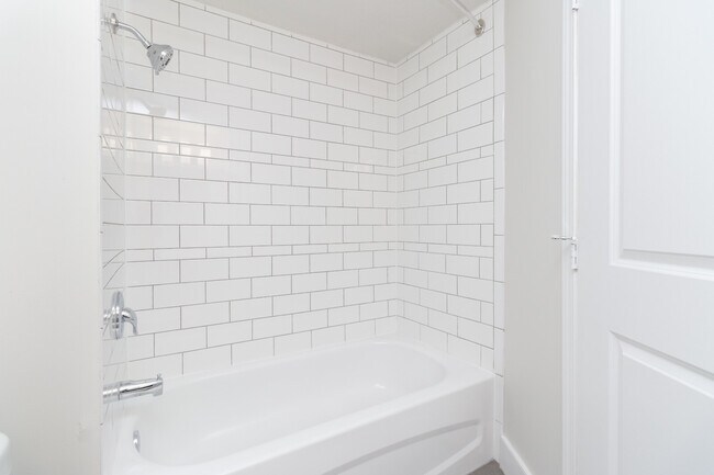 Building Photo - 579 Rosehill Street