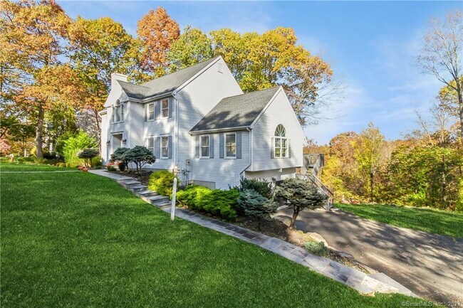 Building Photo - 15 Greenknoll Dr