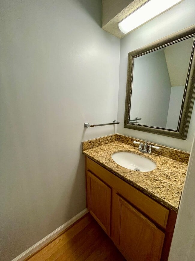 Building Photo - Beautiful 2 Bed/2.5 Bath Townhome in Kensi...