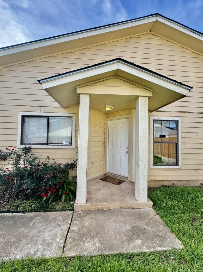Building Photo - 9115 Valley Bend