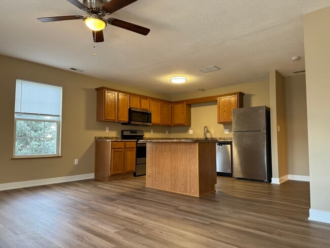 Kitchen - 389 NE Sandalwood