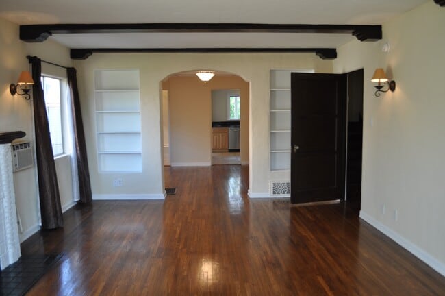 Building Photo - 1352 Masselin Ave