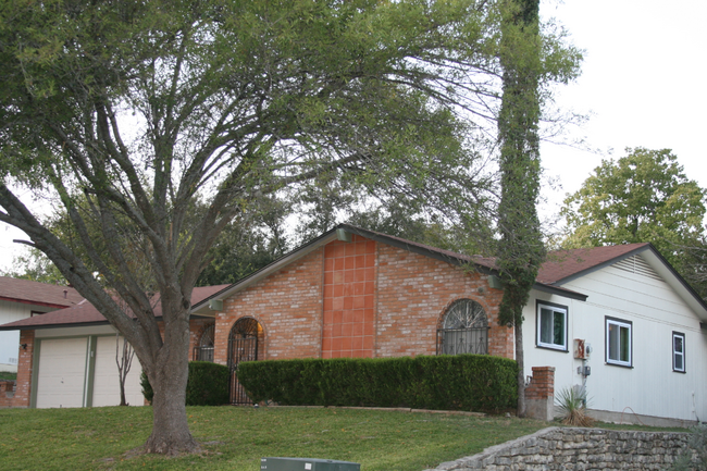 House in located in a quiet family oriented neighborhood. In a cul-de-sac. Surrounding neighbors are professional retirees. - 6011 White Cloud St