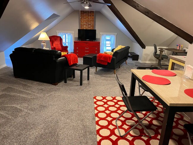 Big open living room with lots of light - 604 Market St