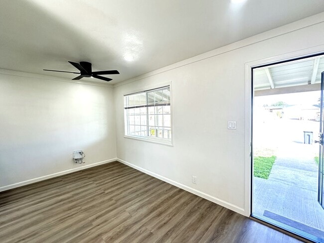 Foto del edificio - Ready For Move in~ 2BEDS/1BATH HOUSE FOR RENT W/Laundry Hook-Ups!