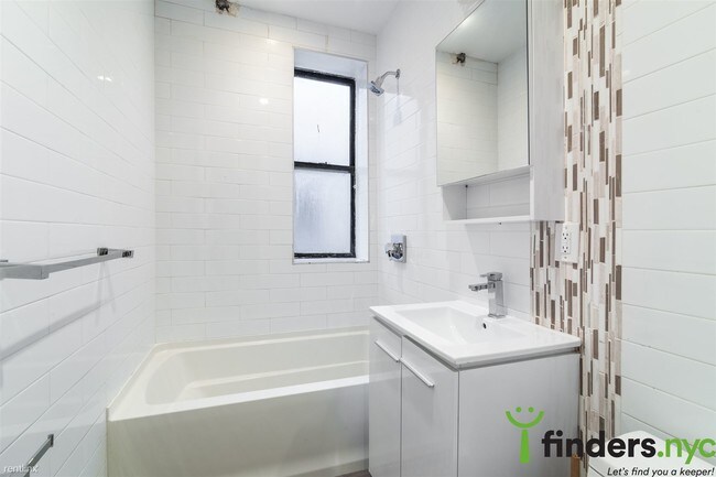 Foto del edificio - 3 br, 1 bath Apartment - 4242 Broadway 6D
