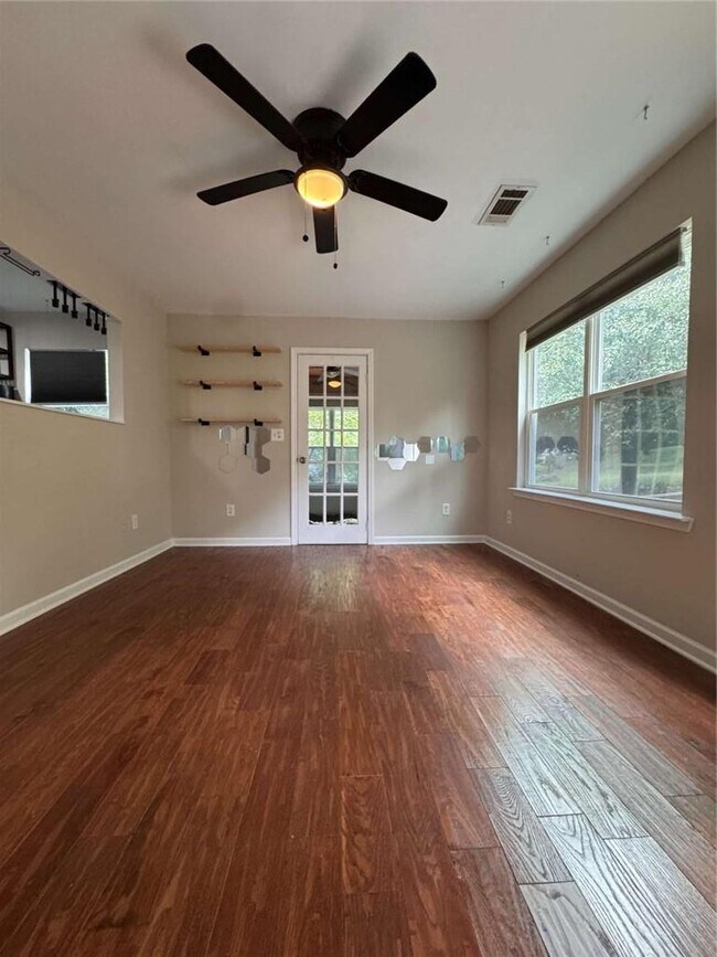 Foto del edificio - 3048 Woodham Way SE
