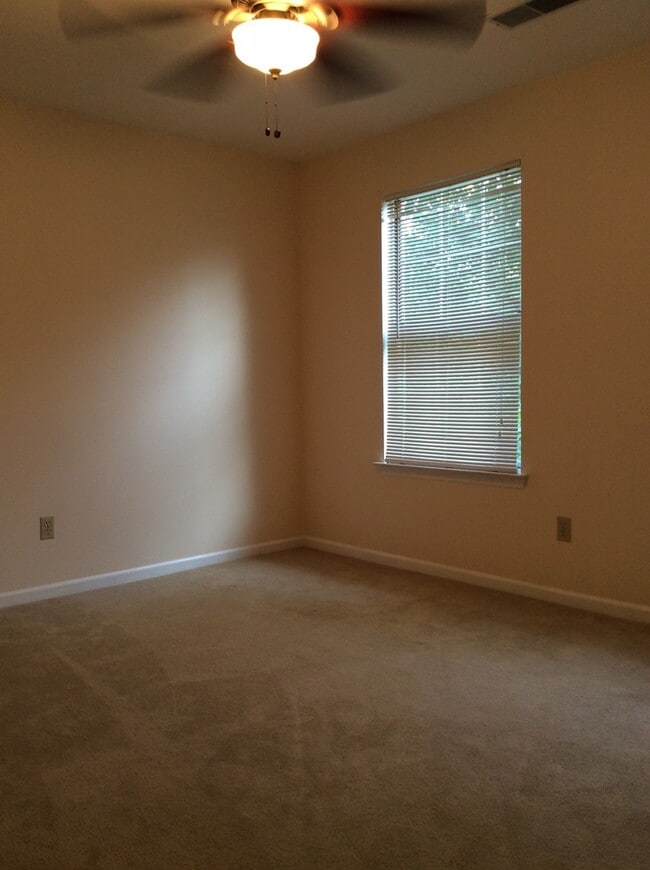 Building Photo - Charming, low maintenance 2 bedroom available now!