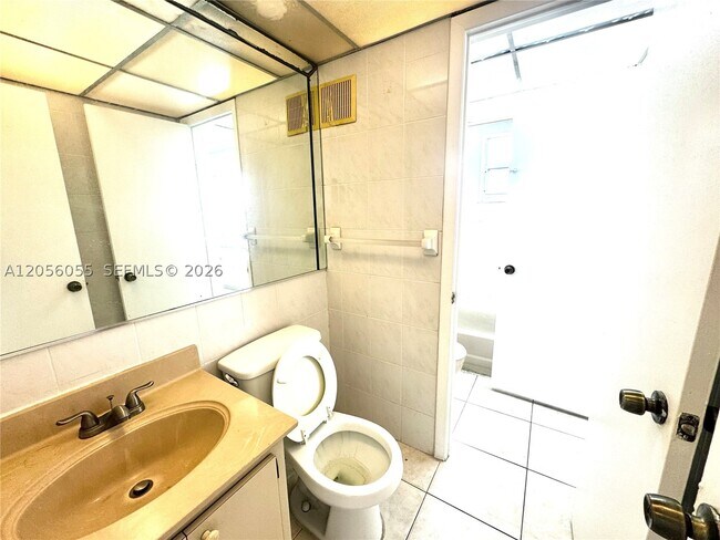 Foto del edificio - 888 NE 132nd St
