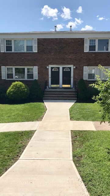 Building Photo - 4 Columbia Dr