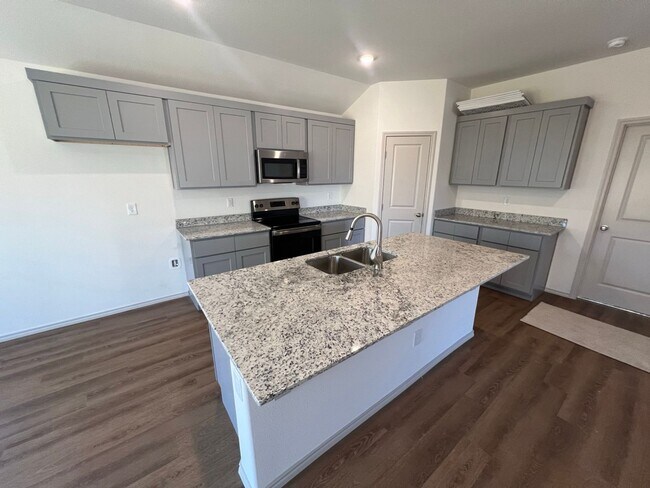 Building Photo - Gorgeous 3 Bedroom Available In Greenwood