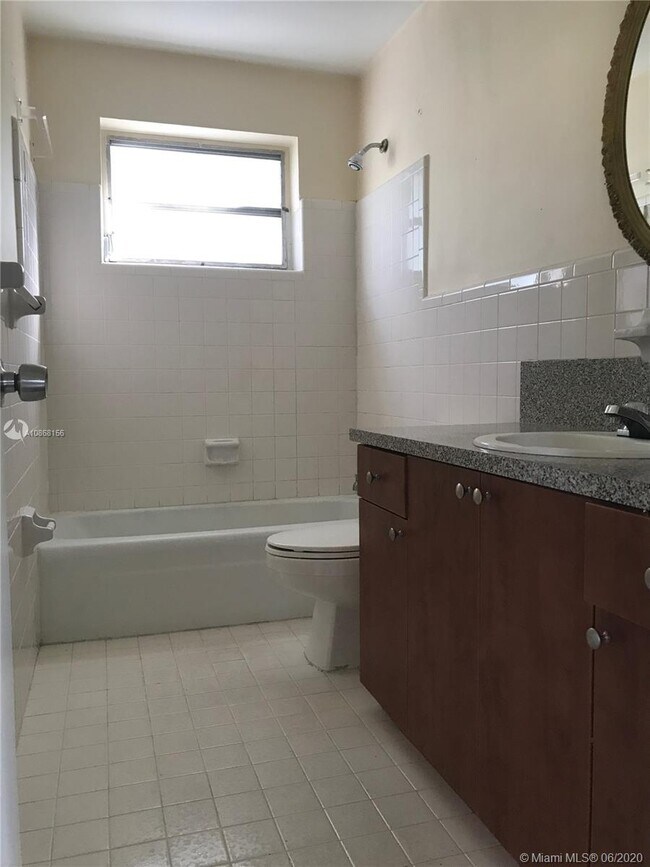 Building Photo - 3845 S Circle Dr