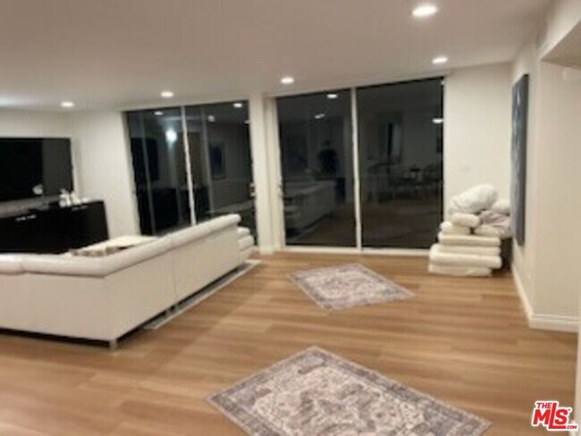 Foto del edificio - 723 Palisades Beach Rd