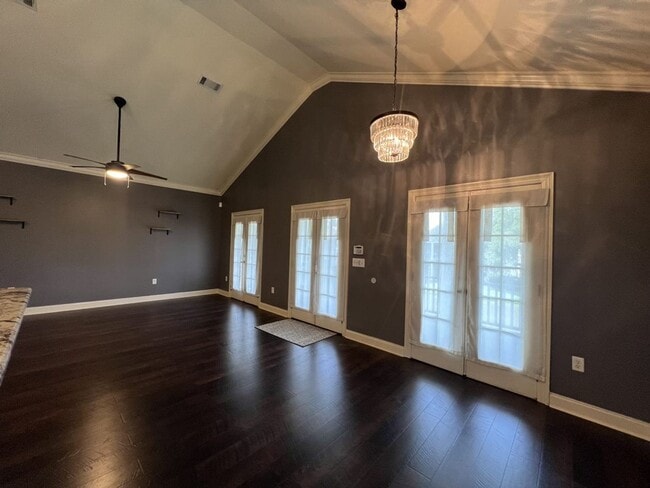 Foto del edificio - Spacious 3-Bed, 2-Bath Upstairs Unit with ...