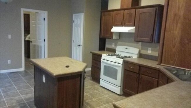 Building Photo - 3 Bedroom Single Family SHORT TERM LEASE ONLY