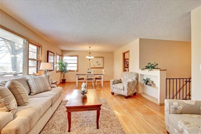 Building Photo - Spacious 4 Bedroom in Edina 1 Block from P...