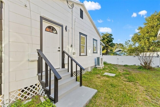 Building Photo - 2008 Oakwood Ave