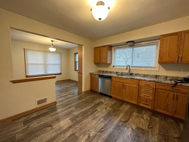 Building Photo - 6301 W Lakefield Dr