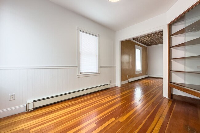 Foto del edificio - Bright & Updated 2-Bed Home in Dalton- $2450