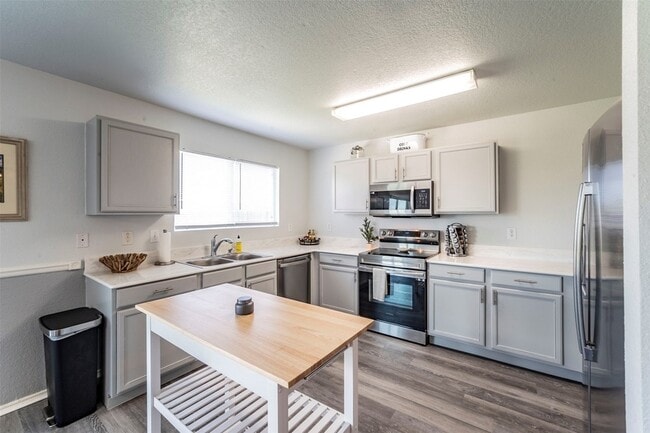 Foto del edificio - 9844 Sparrow Hawk Ln