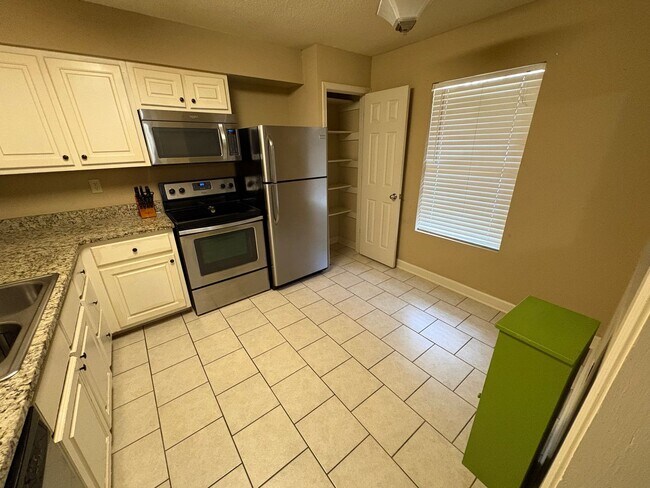 Foto del edificio - Furnished 2 Bedroom 1 Bath Apartment Close to Campus!