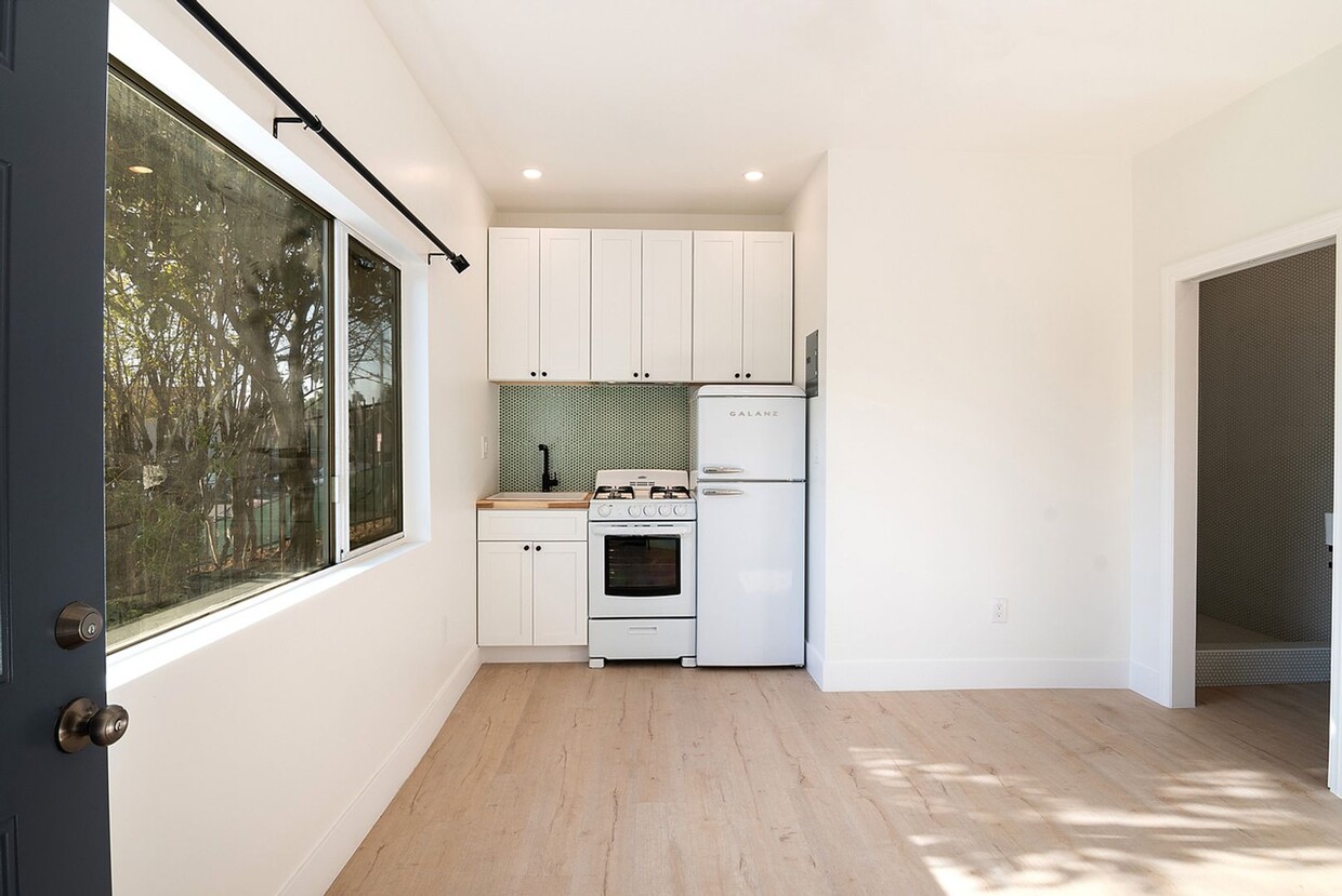 Building Photo - Bonnie Brae