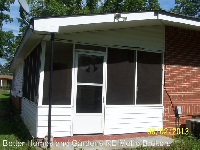Building Photo - 3617 Lakeshore Dr SW