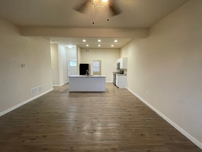 Building Photo - 755 E Springmont Dr