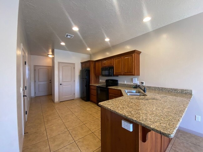 Building Photo - DARLING TOWNHOME AVAILABLE FOR RENT!