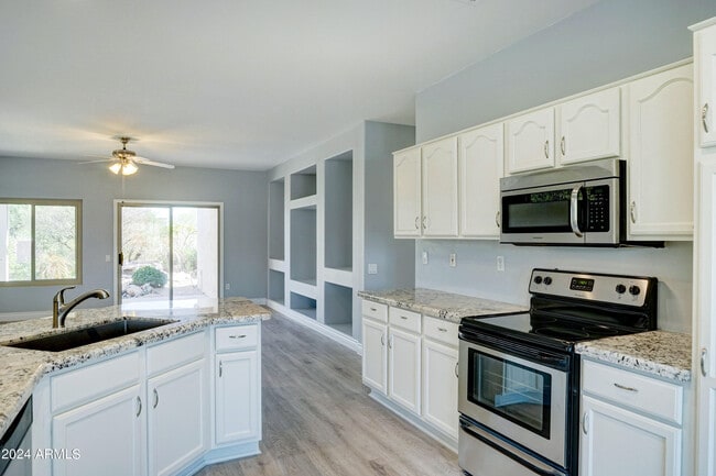 Foto del edificio - 16457 W Rock Springs Ln