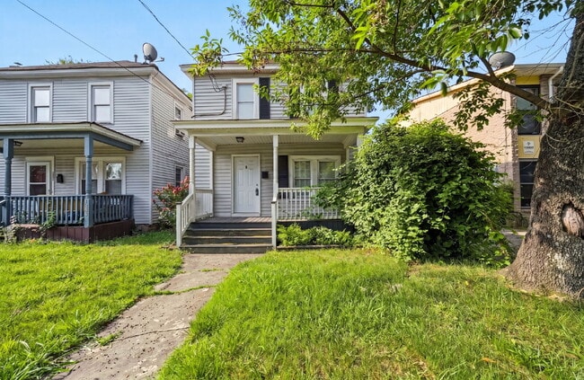 Building Photo - 3 Bed 1.5 bath Updated House Fenced yard -Pets