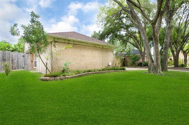 Foto del edificio - 13711 Piping Rock Ln