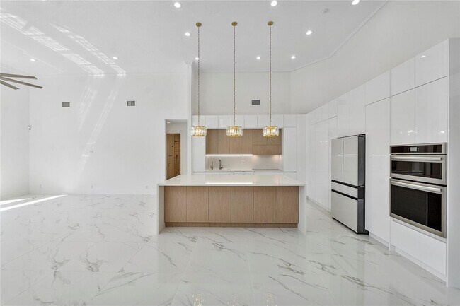 Building Photo - 410 Sabal Way