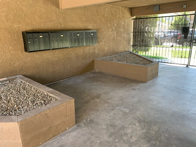 Foto del edificio - 4323 Perlita Ave