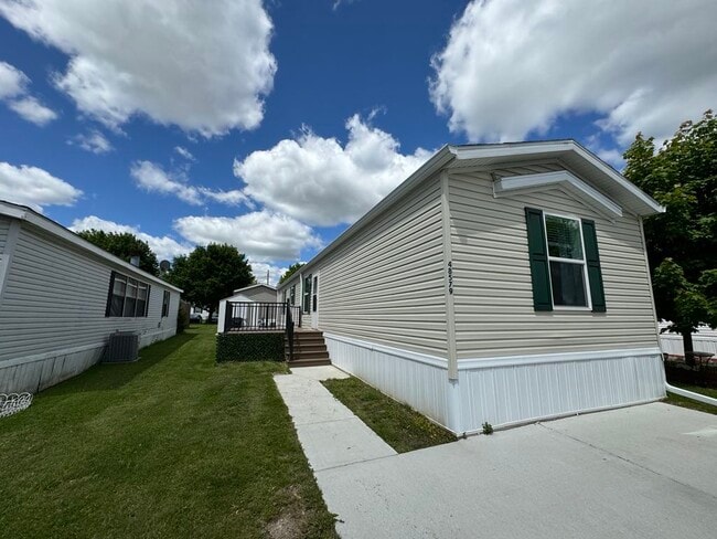 Building Photo - 48579 Leafdale Ct