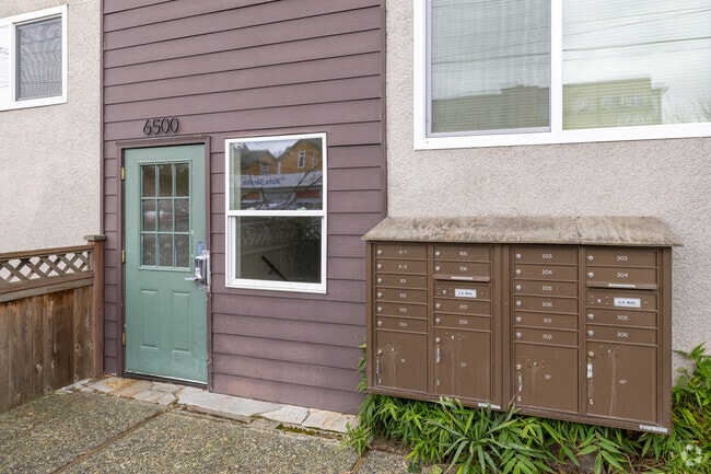 Building Photo - 2500 NE 65th St