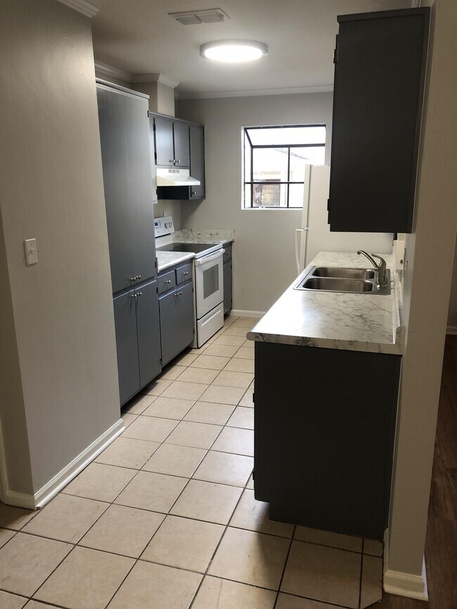 Foto del edificio - 1095 Rockbrook Ct