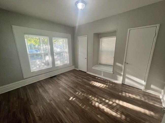 Building Photo - West Side 2BR