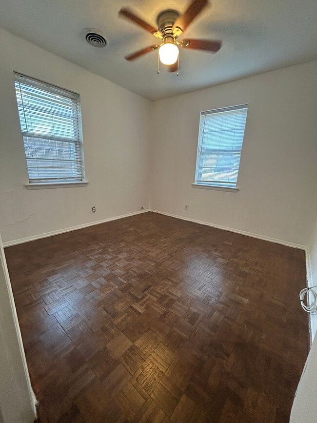 Building Photo - 409 E Lilly Ln