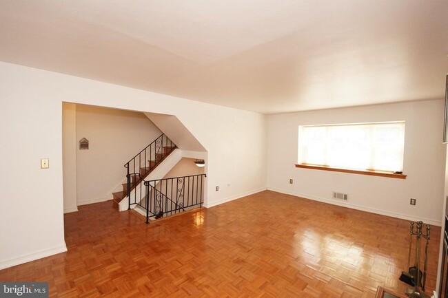 Building Photo - 10 Catbird Ct