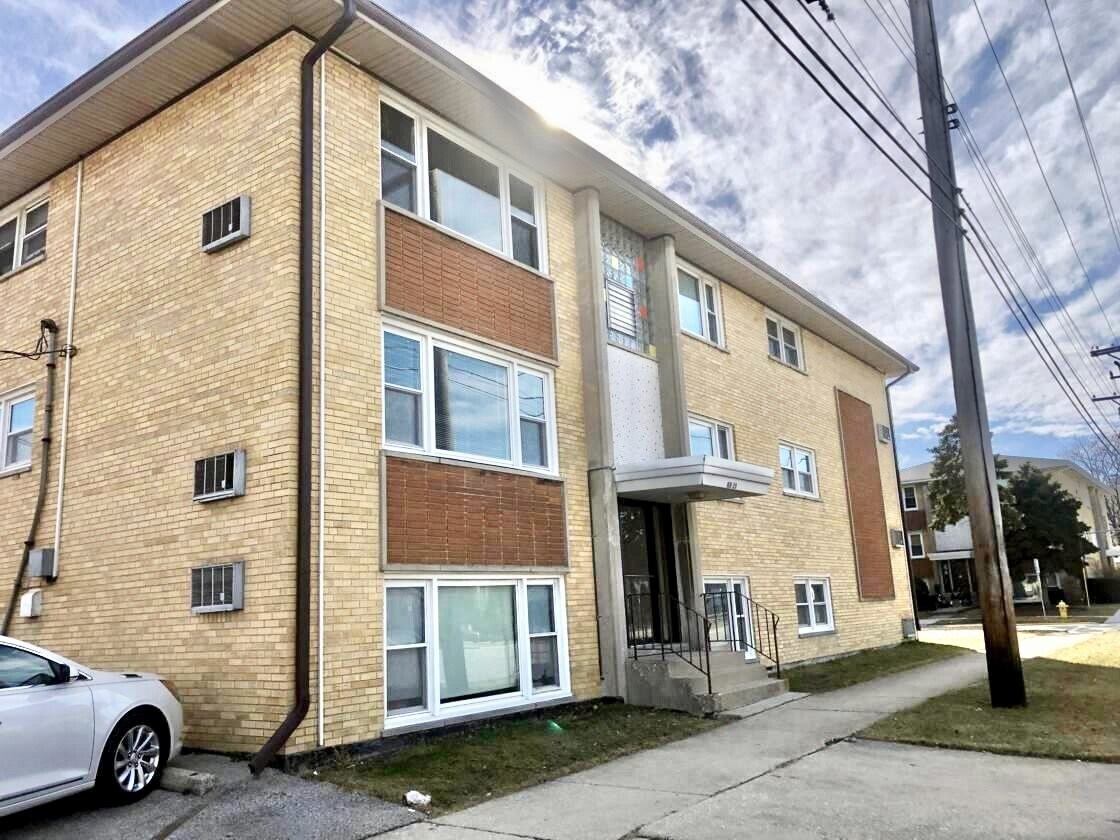 6939 W Gunnison St Unit 2A, Harwood Heights, IL 60706 Apartments in