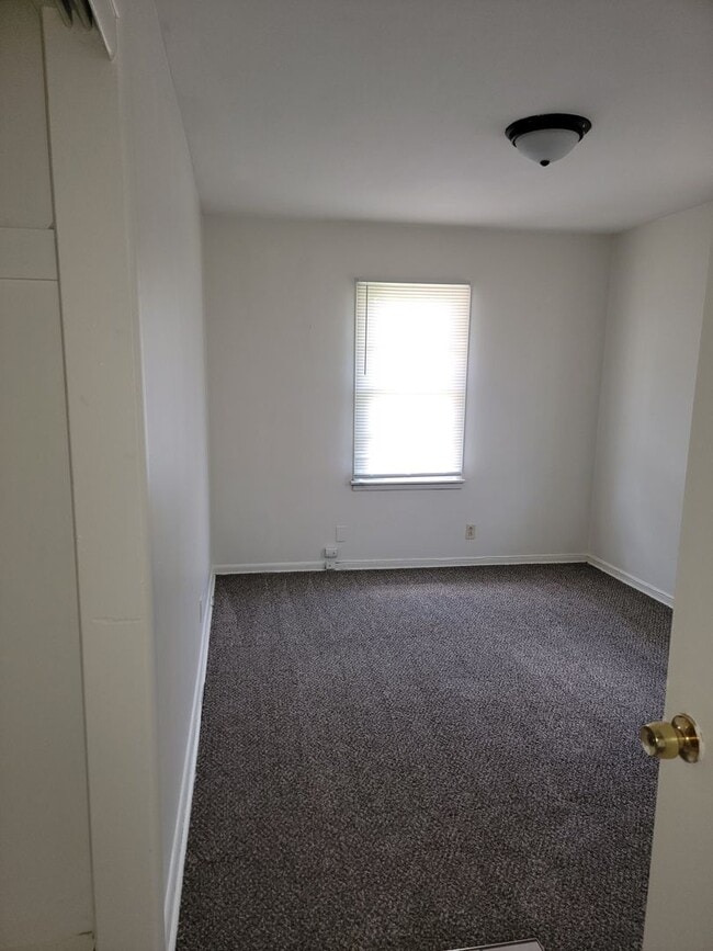 Building Photo - 2BR/1BA Updated Home – Vouchers Welcome!