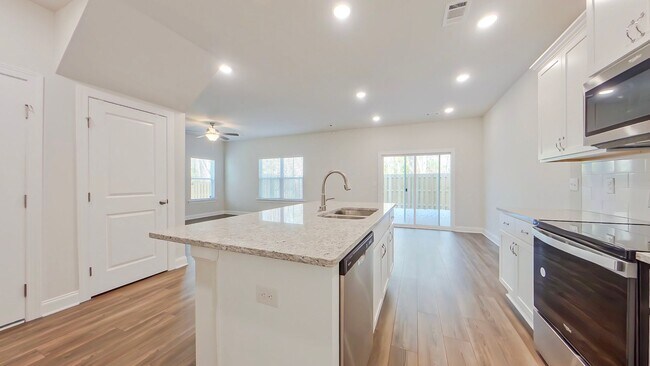 Building Photo - Like New Townhome