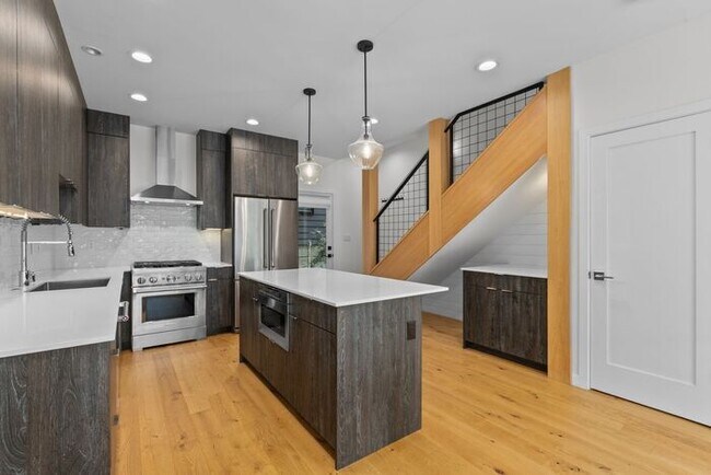 Foto del edificio - ULTRA-MODERN Townhome w/AC and Views in the Heart of Eastlake!